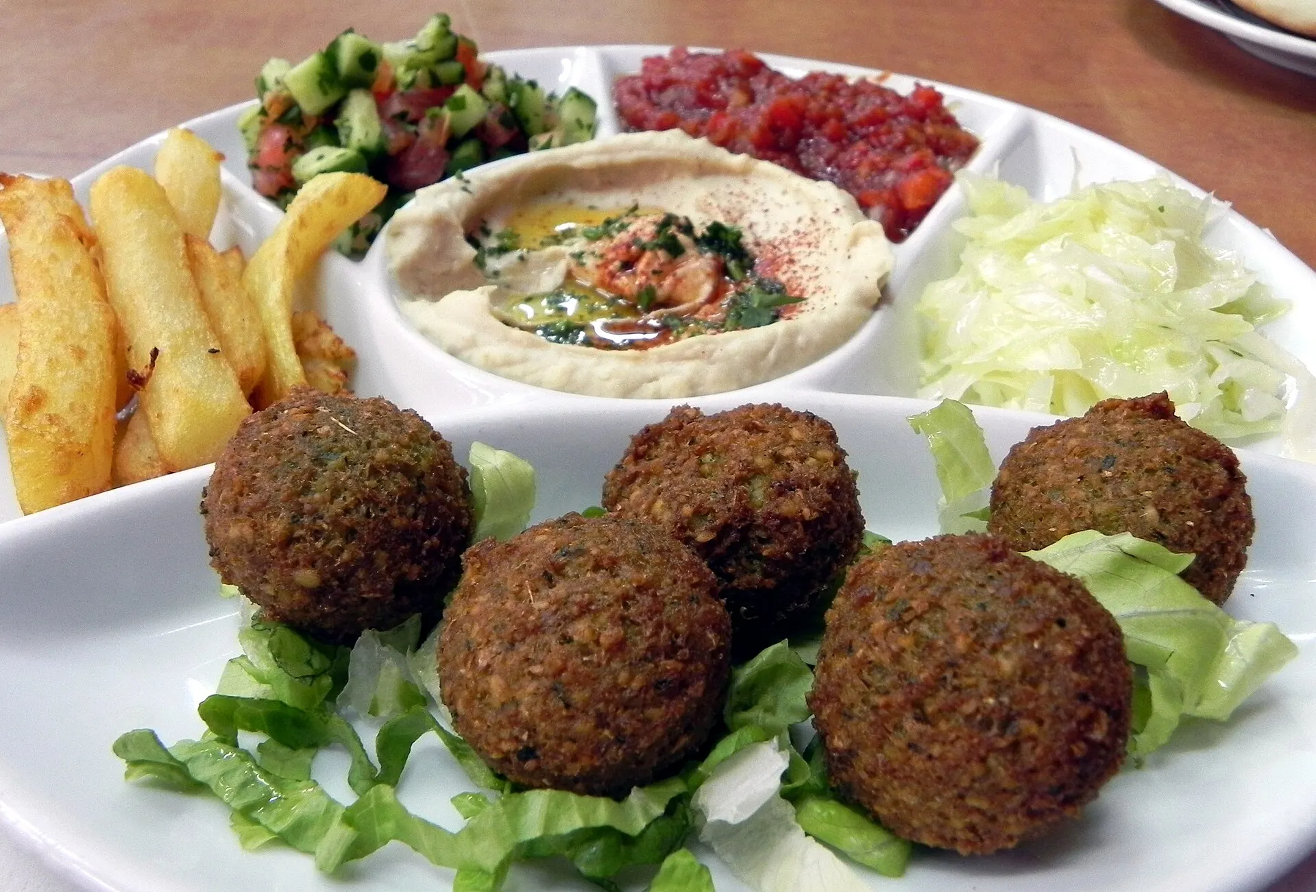Symbolbild: Mezze-Teller mit Falafel, Hummus, Salaten und Beilagen