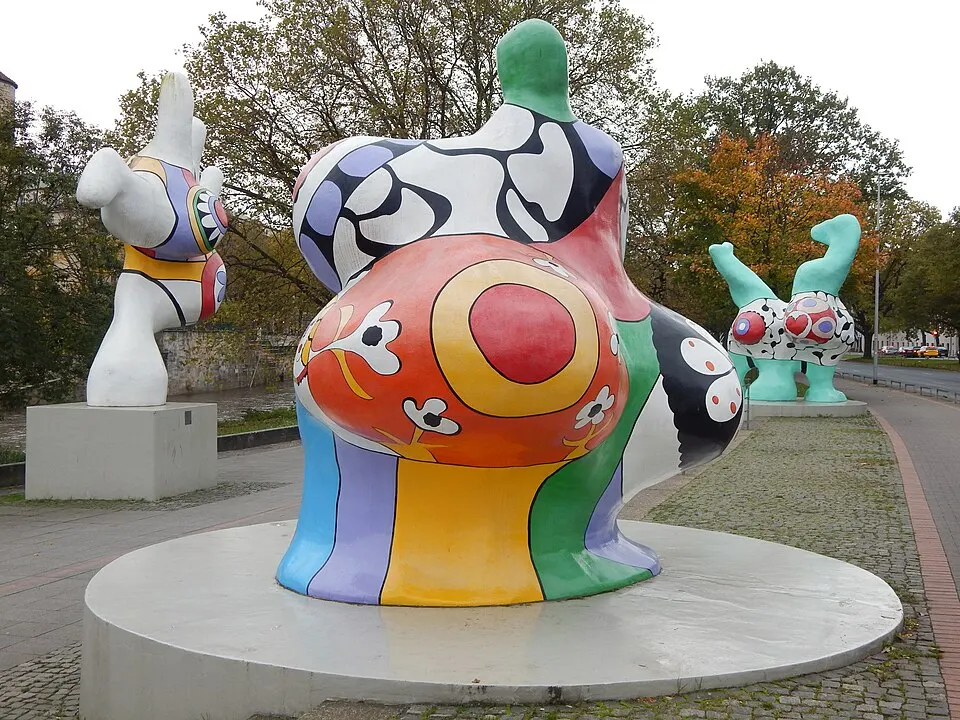 Nanas von Niki de Saint Phalle am Leibnizufer in Hannover