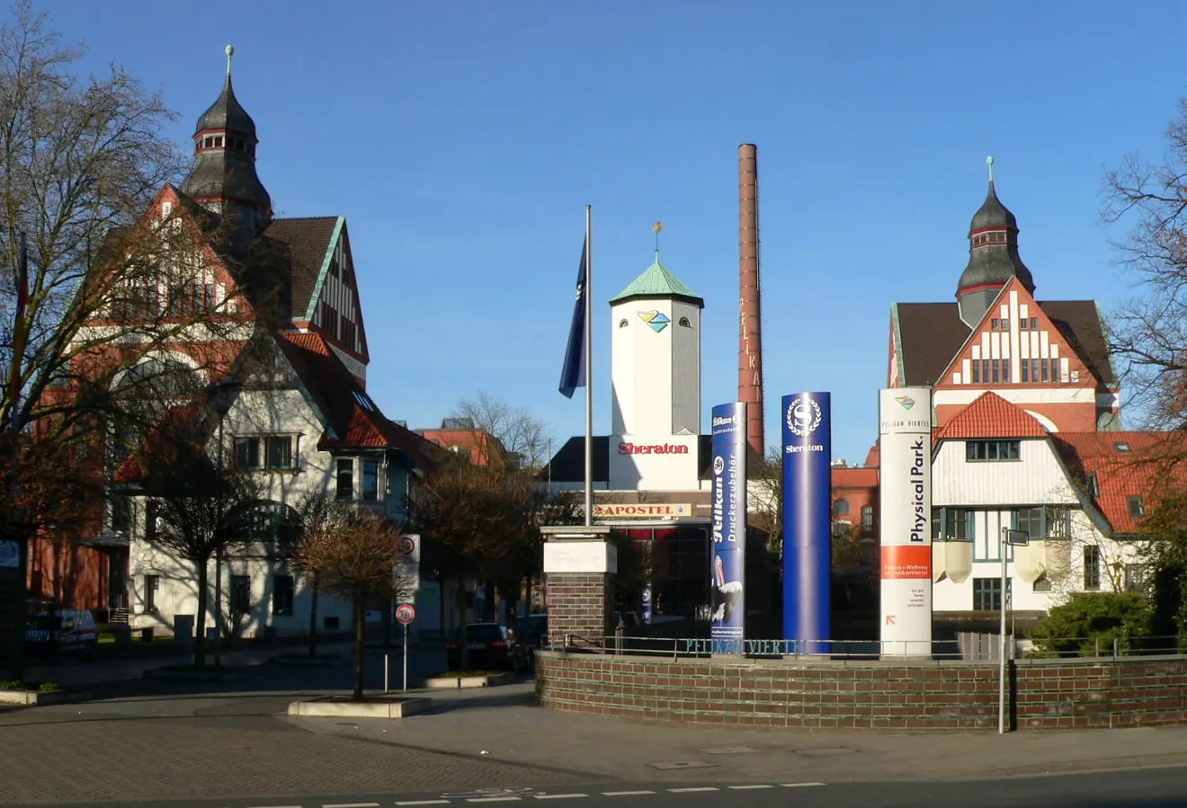 Einfahrt zum Pelikanviertel in Hannover mit dem Sheraton Pelikan Hotel